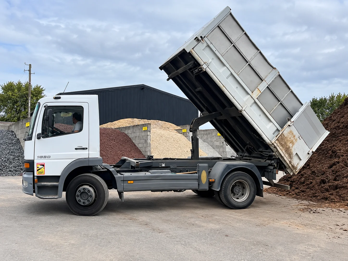 Camion-benne 15 tonnes des Tourbières de Sucé pour la livraison en vrac