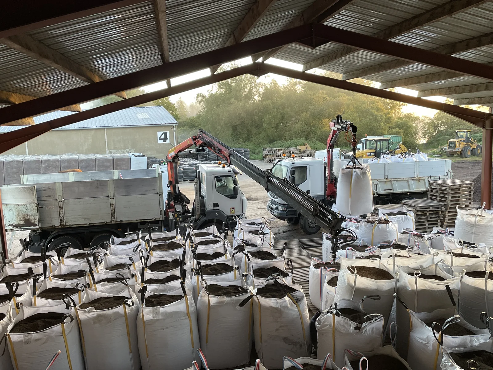 Camion-benne-grue des Tourbières de Sucé pour la livraison de big bags