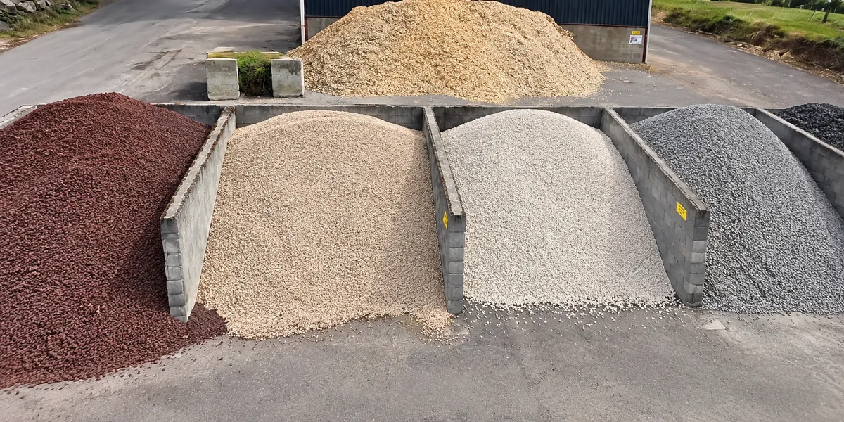 Paillages minéraux en vrac dans les casiers des Tourbières de Sucé