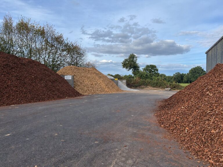 Stockage de paillages végétaux aux Tourbières de Sucé