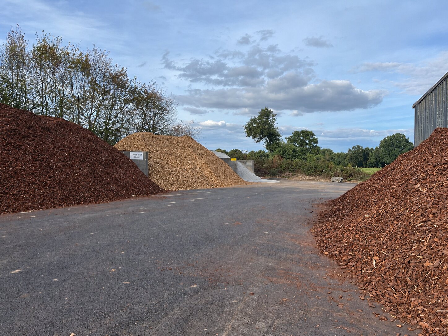 Stockage de paillages végétaux aux Tourbières de Sucé