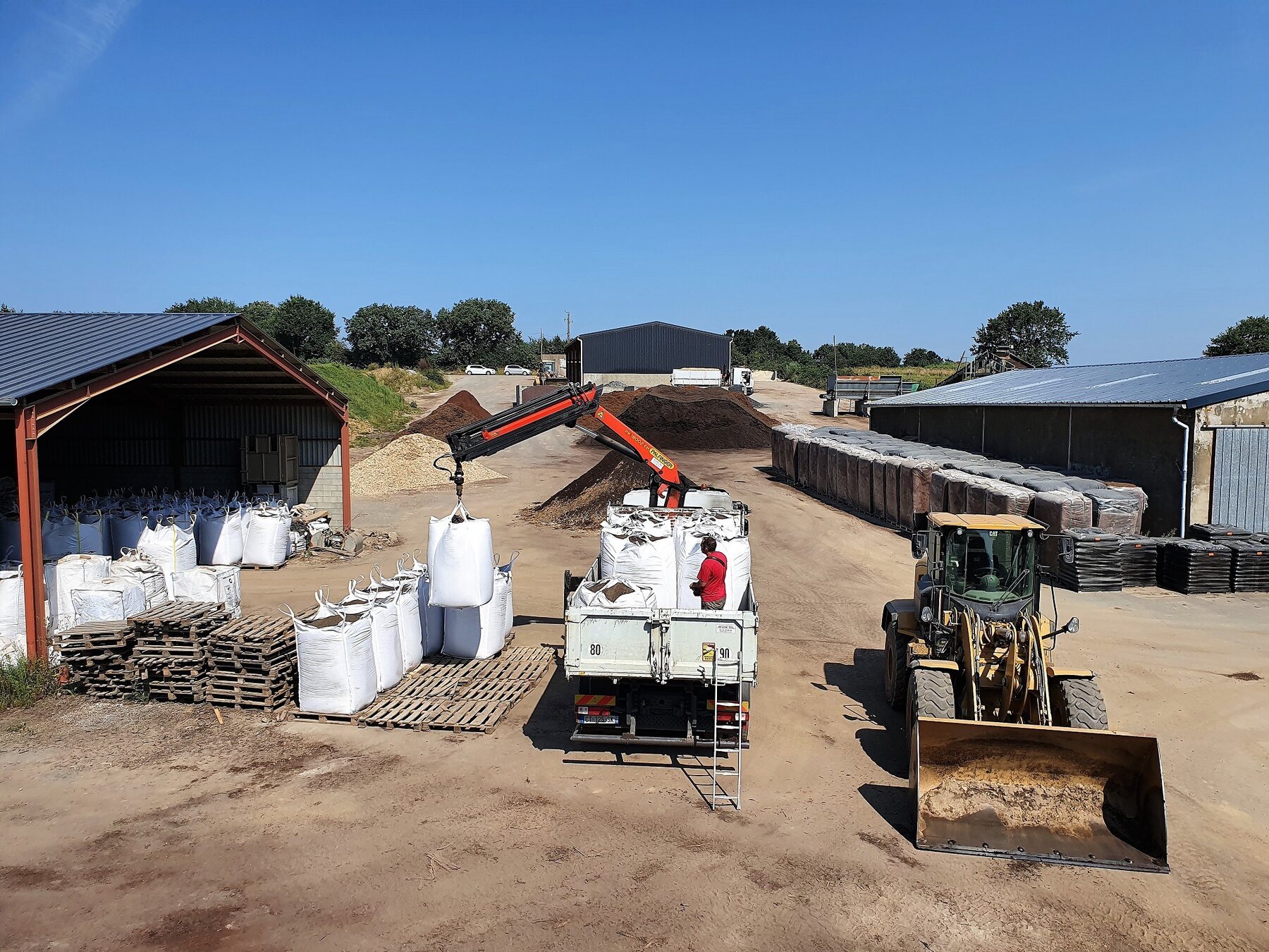 Livraison de terreaux, paillages et matériaux par les Tourbières de Sucé